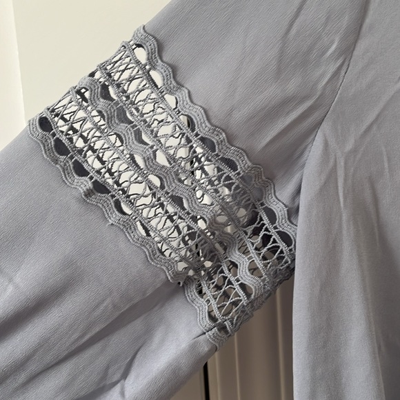 Ann Taylor v neck house with decor sleeves in size Medium - Picture 4 of 7